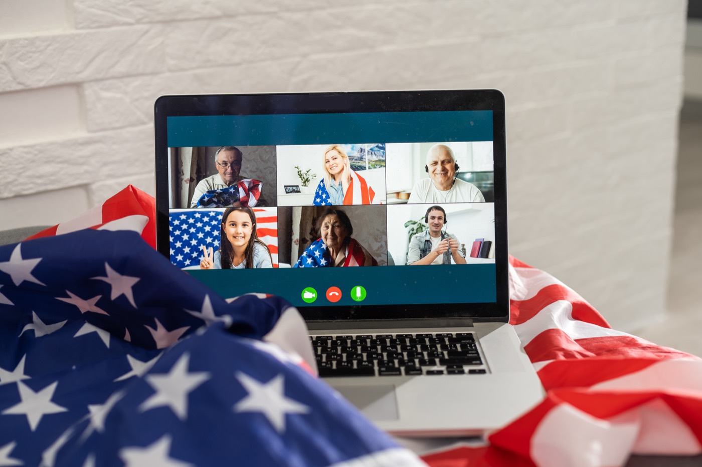 Aluno em aula de inglês online ao vivo no notebook