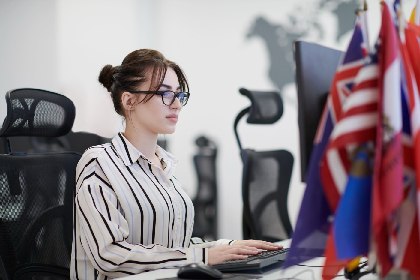 Executivo confiante em ambiente corporativo internacional