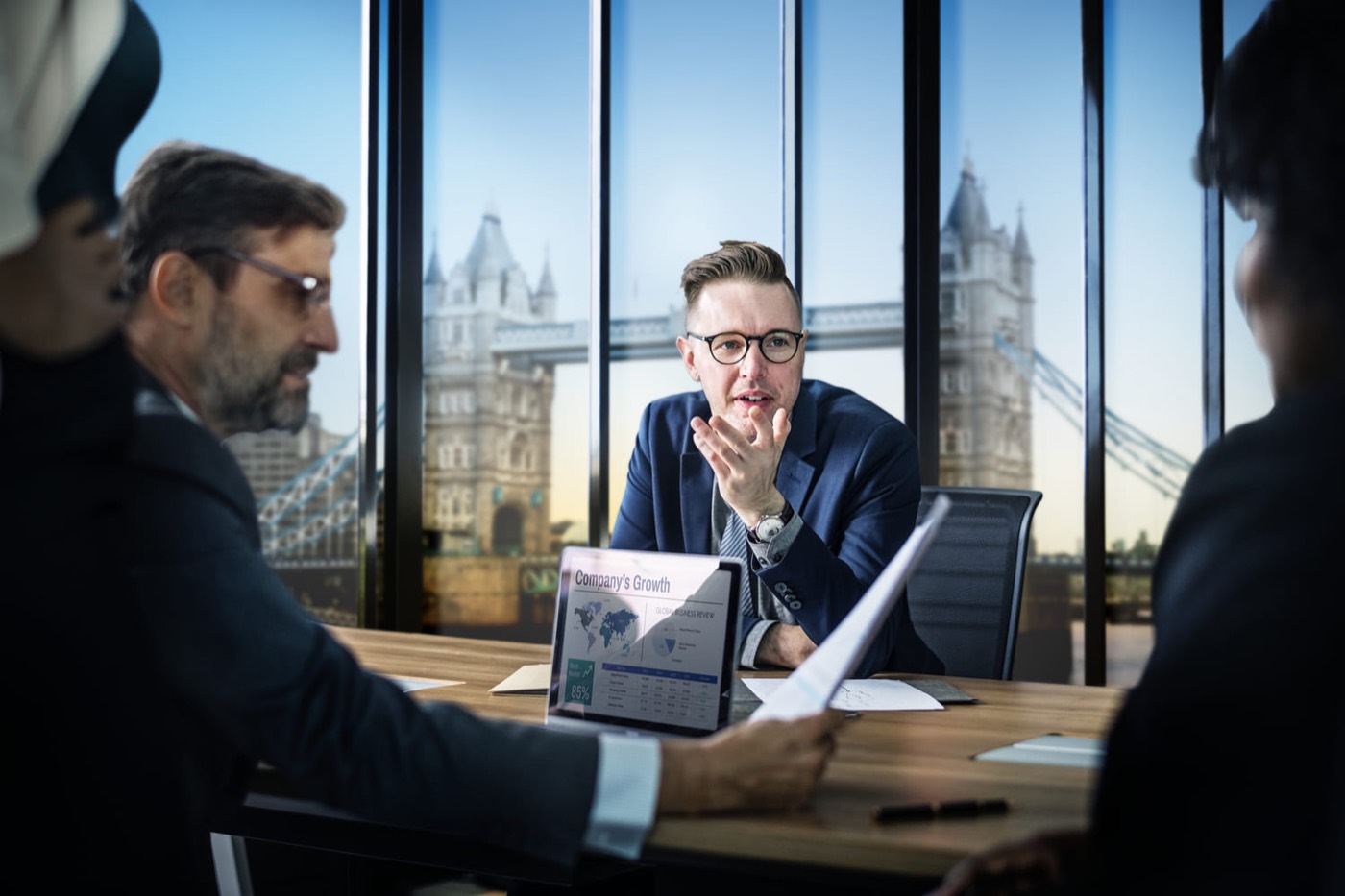 Profissional estudando inglês corporativo online pelo notebook