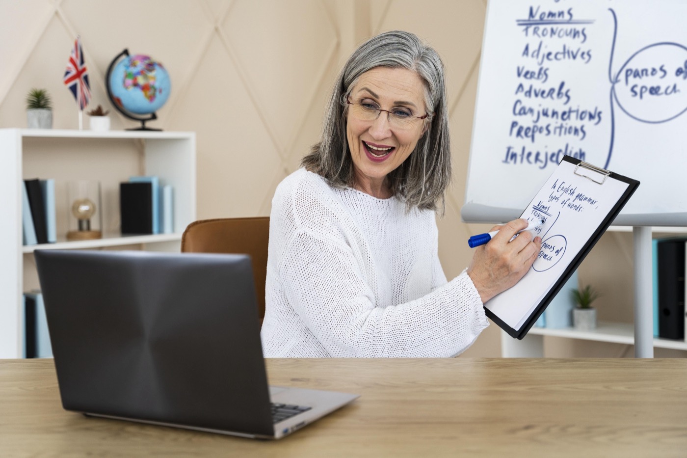 Adulto estudando inglês com tranquilidade em ambiente acolhedor